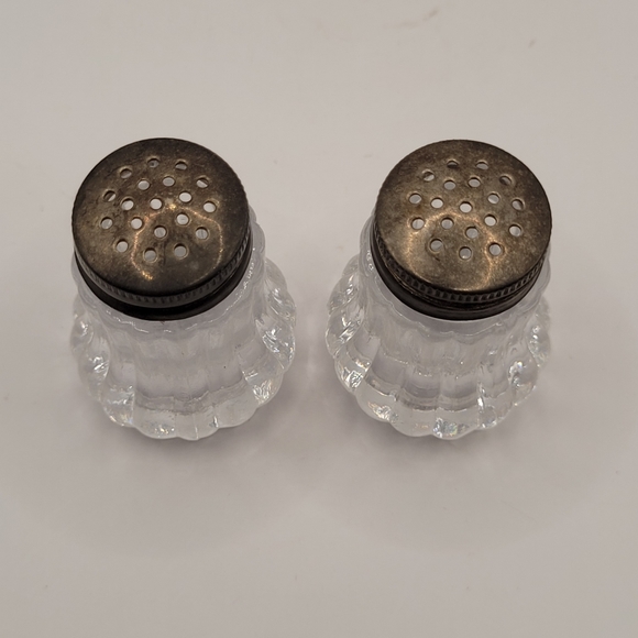 Vintage Clear Acrylic Plastic Mini Salt & Pepper Shakers Metal Lid - Picture 2 of 5